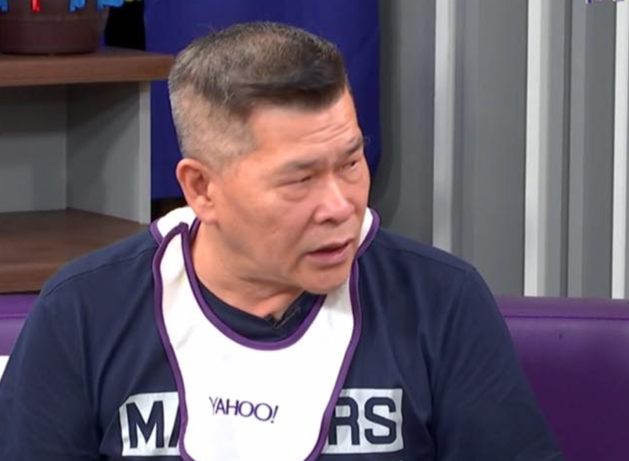 澎恰恰23日被目擊者發現遭8台警車帶走，疑似與債務糾紛有關。 圖：翻攝自 澎恰恰臉書