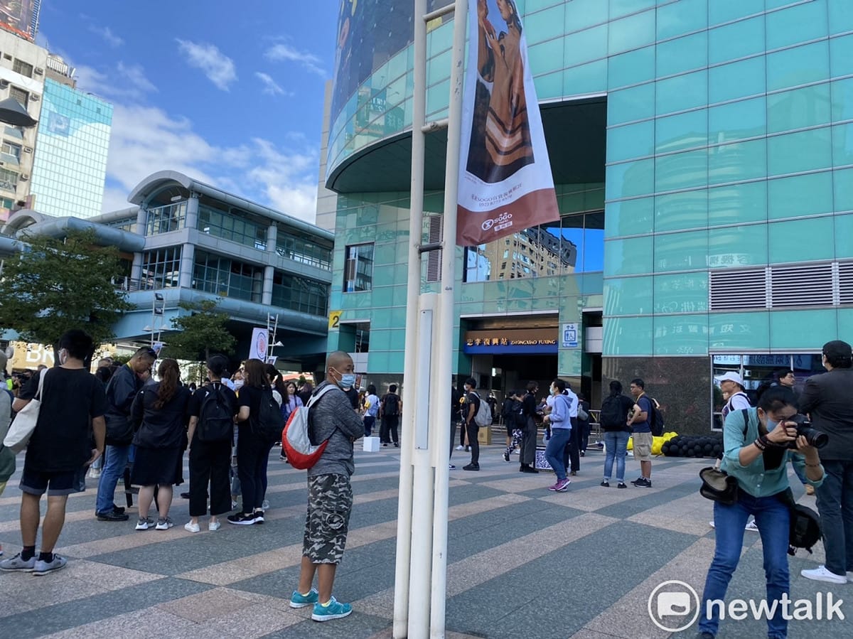 多個公民團體今發起撐港遊行。關注遭送中12港人下落，現場已有不少民眾穿著黑衣聚集。 圖：周煊惠／攝