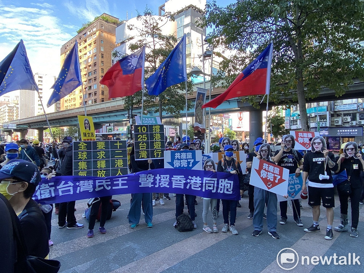 遊行民眾自製道具。 圖：周煊惠／攝