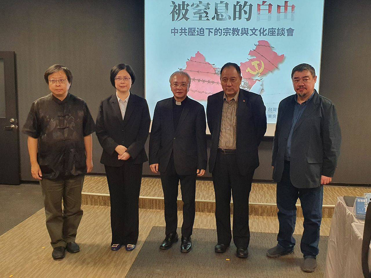 10月25日台灣圖博之友會與臺灣東突厥斯坦協會，共同舉辦「被窒息的自由－中共壓迫下的宗教與文化座談會」。 圖：台灣圖博之友會與臺灣東突厥斯坦協會提供