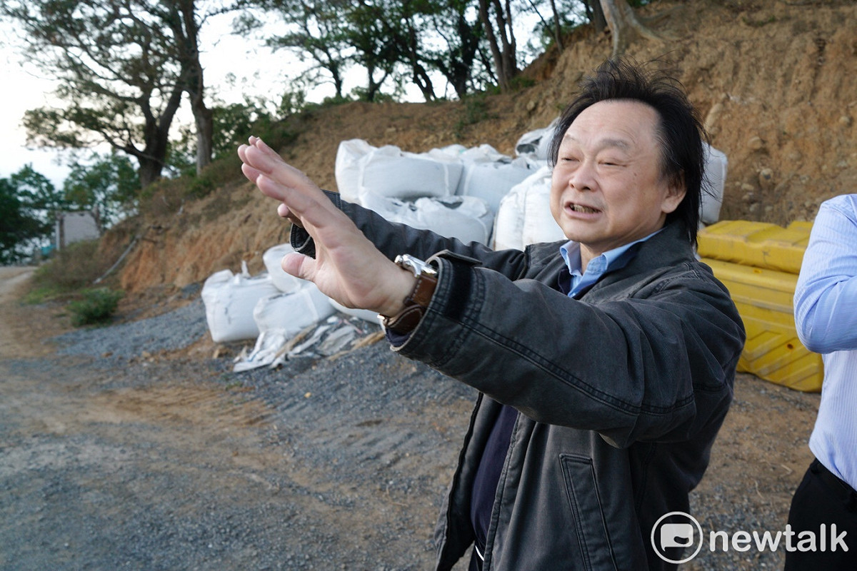 台北市議員王世堅今晚將擔任大坵暗空音樂會神秘嘉賓，在星光與月光下拉小提琴。 圖：張良一/攝