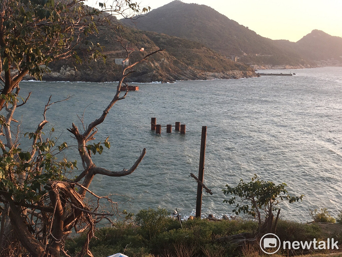 正在施工中的大坵島聯外橋樑工程，民國111年完工後將增加大坵與北竿島旅遊人潮，提升區內交通服務狀況。 圖：張良一/攝
