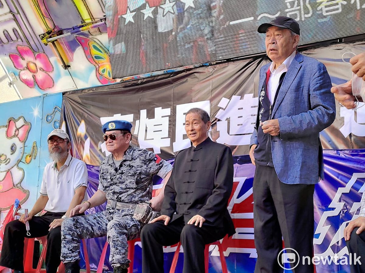 統促黨總裁張安樂（右二）也到場挺中天。 圖：黃建豪/攝