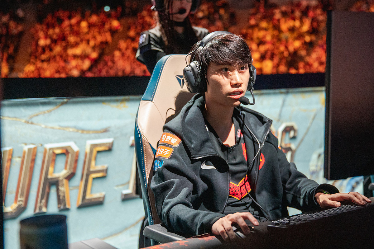 FPX 中路選手 Doinb 於復盤中提到自己在韓國受到不友善的待遇 圖：翻攝自 LoL Esports Photo Flickr