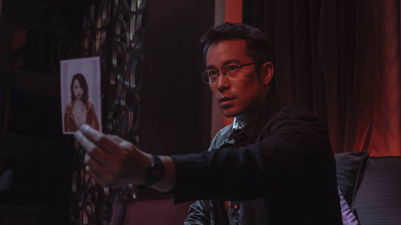 張孝全在Netflix影集《誰是被害者》中飾演一位患有亞斯伯格症的驗屍官。 圖：Netflix/提供