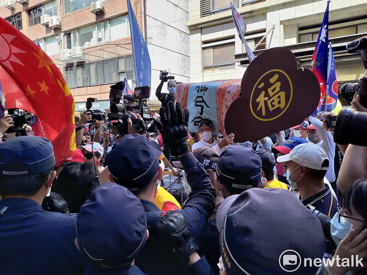 「挺中天」抗議民眾試圖抬棺材衝撞NCC辦公室，被警方以人牆阻擋。 圖：黃建豪/攝