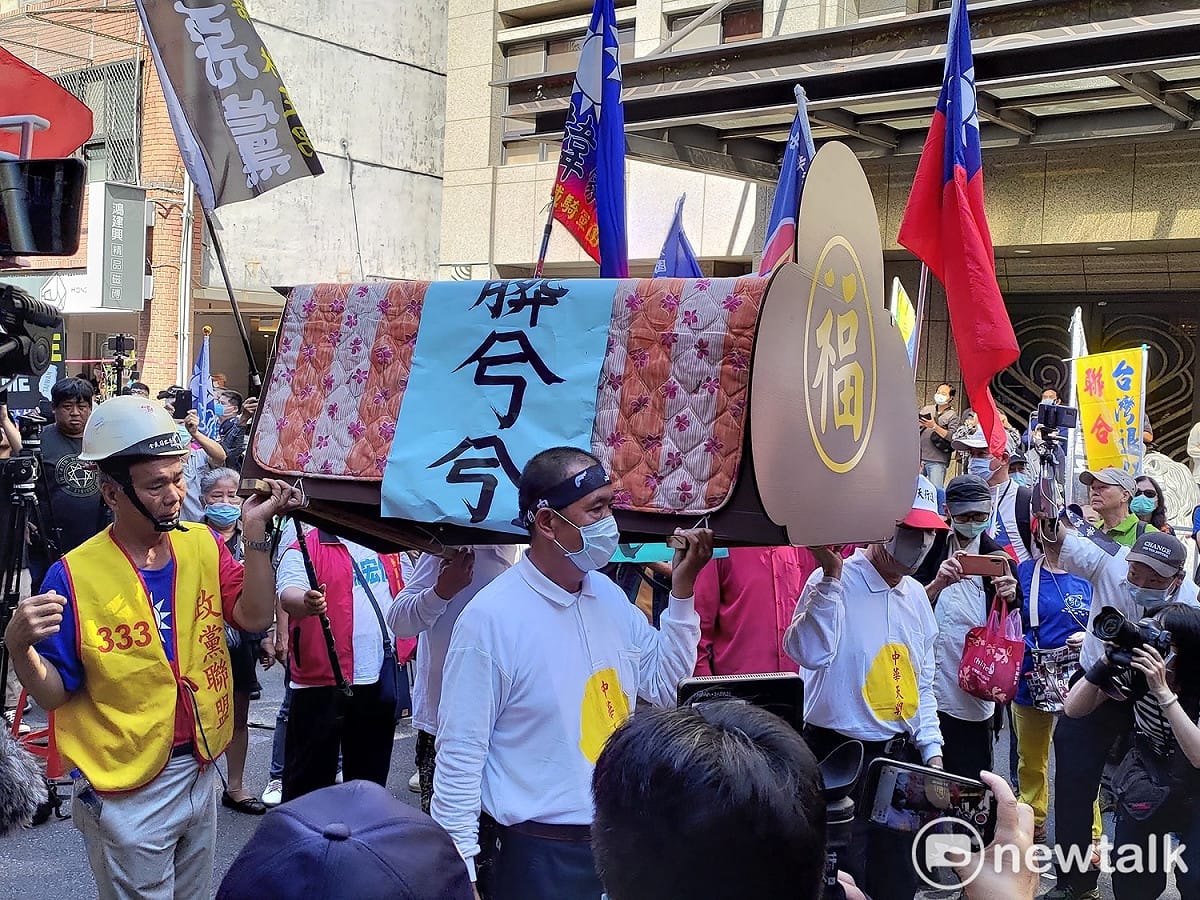 「挺中天」抗議民眾抬棺材進場，小跳棺材舞。 圖：黃建豪/攝