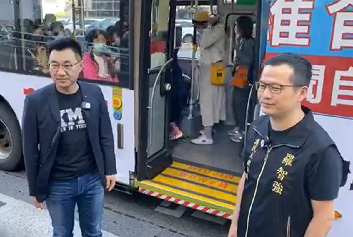 羅智強承租公車廣告，不滿NCC擬關閉《中天》。 圖：擷取自羅智強臉書