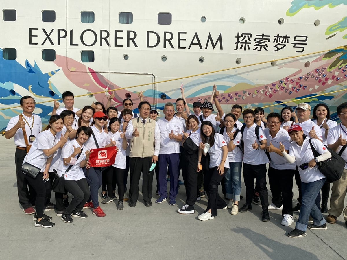 黃偉哲市長親迎首批到訪的郵輪旅客。 圖：台南市觀旅局／提供