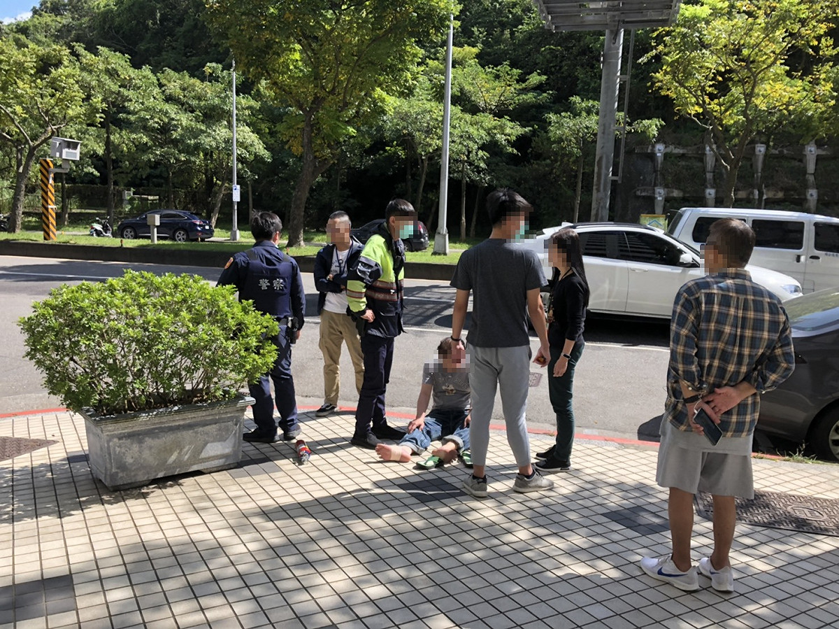 男子企圖自焚被阻止。 圖：高嘉瑜辦公室／提供