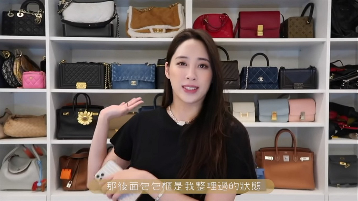 後面那一排櫃子的包包是歐陽妮妮已經整理過的。 圖：翻攝YouTube