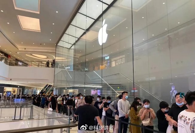 蘋果開賣新機，在中國各地引發搶購潮。 圖：翻攝自微博