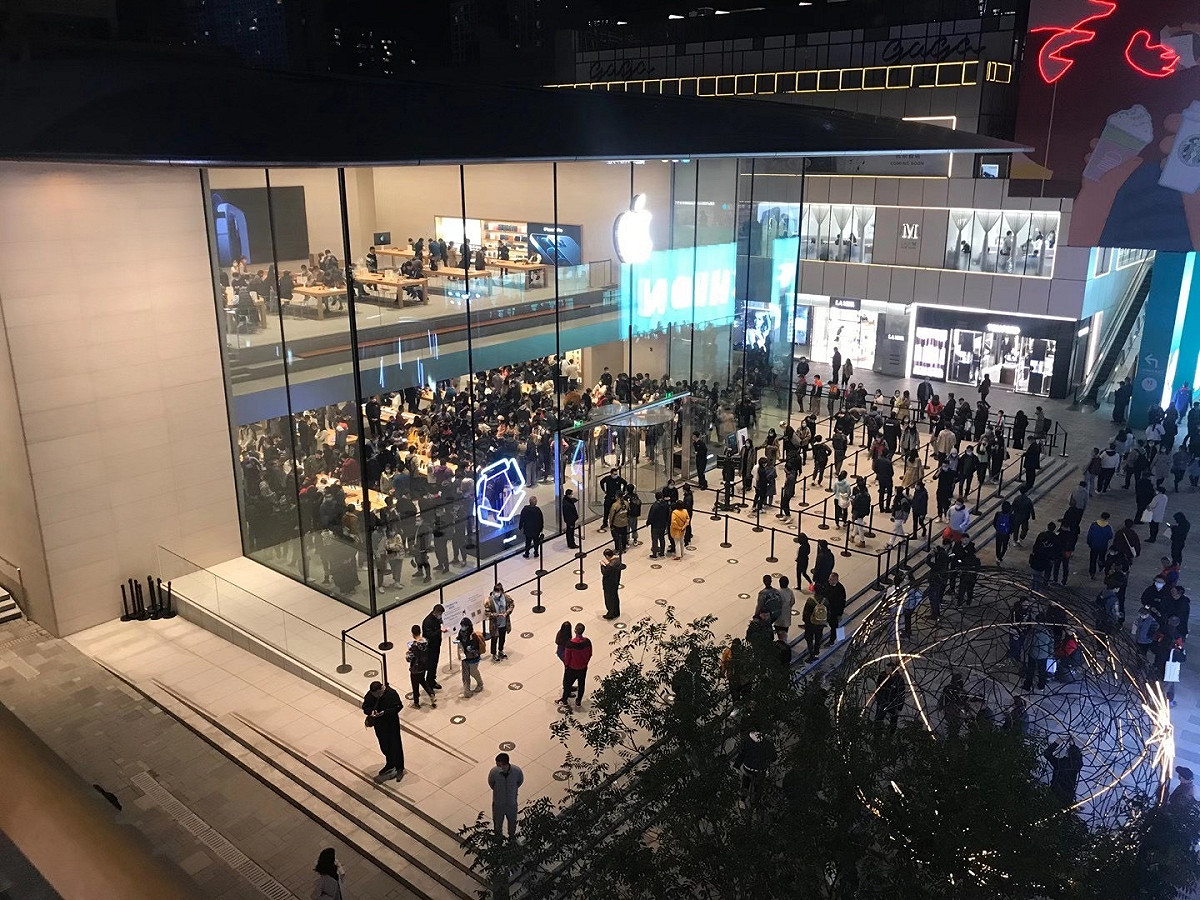 10月23日蘋果正式在中國開賣iPhone 12和iPhone 12 Pro，大批民眾在專賣店外排隊等候購買，大廳內更是擠滿人潮。 圖：翻攝自微博