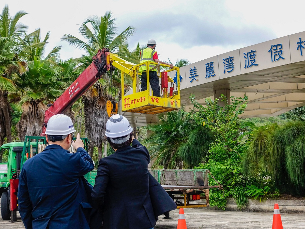 台東縣長饒慶鈴率同仁拆除美麗灣度假村招牌。 圖：台東縣政府／提供
