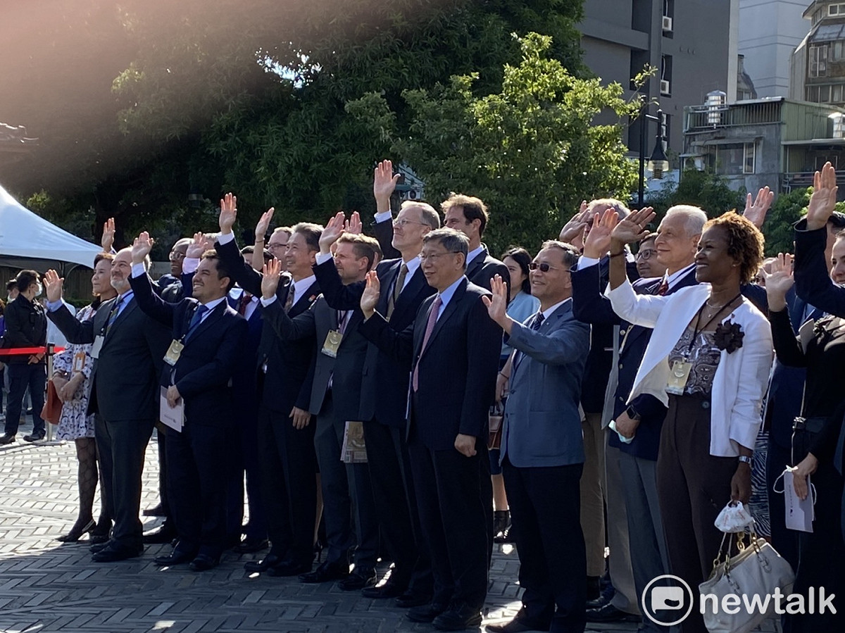 台北市長柯文哲今出席設市百年系列活動－外國駐華使節導覽紀念展暨交流活動，與各國使節合影。 圖：周煊惠／攝