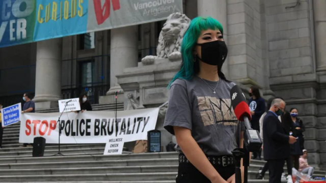 王莫娜在提告警察後，在法院前訴求自己的權益。 圖 : 翻攝自環球網