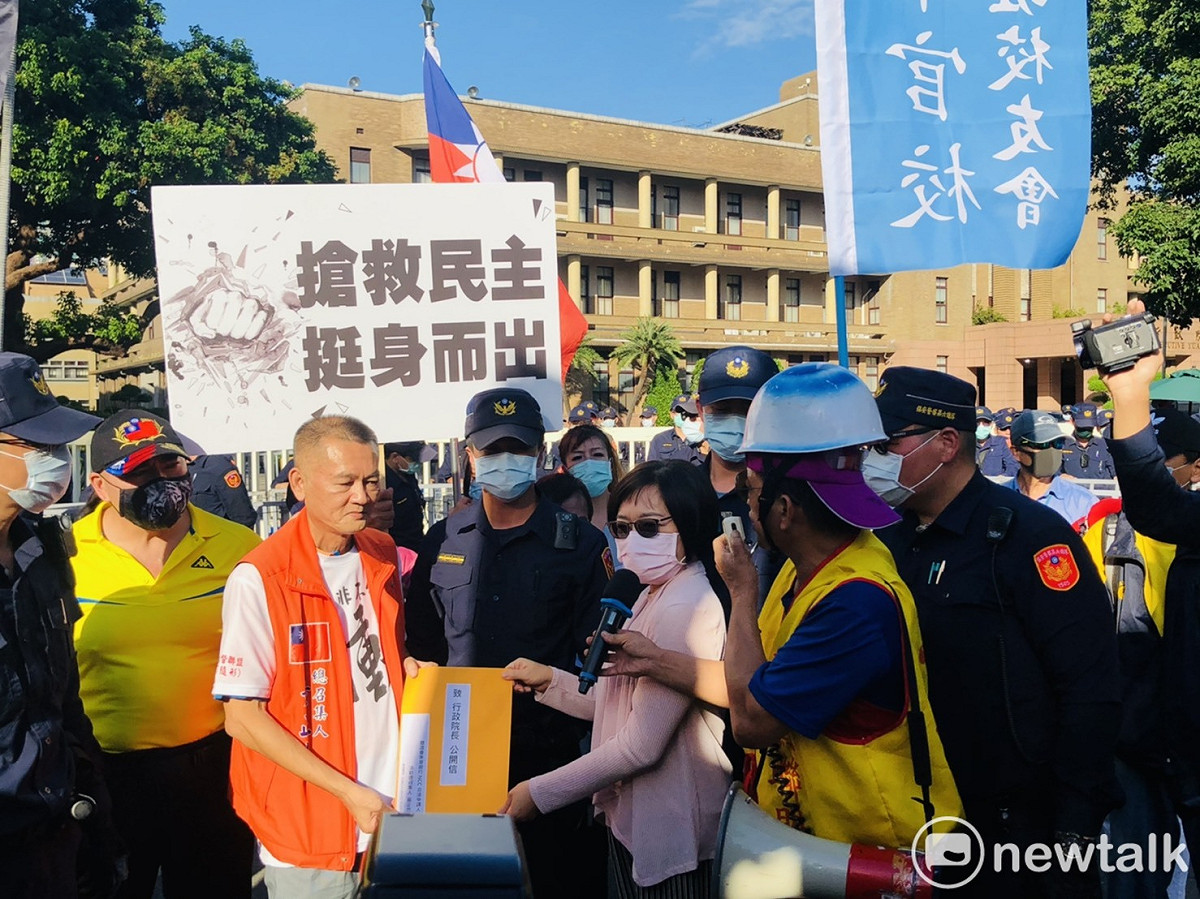 部份抗議群眾下午轉往行政院陳情，並由文教處一名女代表出面接收陳情信。 圖：謝莉慧/攝