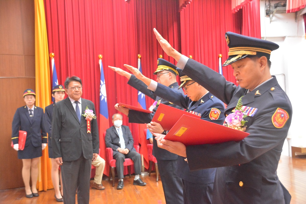屏東縣長潘孟安(左)主持縣警局四位高階警官布達。 圖：屏東縣政府/提供