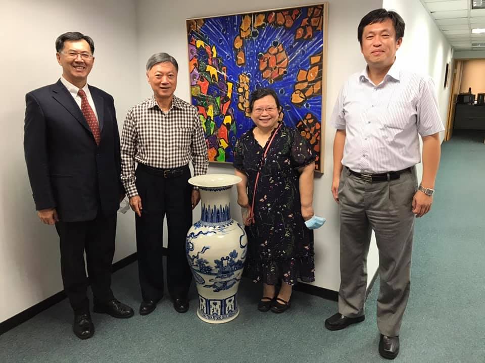 黃怡騰（左一）拜會李伸一（左二）。 圖：翻攝黃怡騰臉書