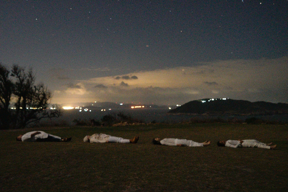 藝術家以星空為被大地為床，在自然環境中呈現藝文之美，不過，大坵島對面的中國黃岐的城市燈光和海面上的漁火對大坵暗空音樂會也造成干擾。 圖：張良一/攝