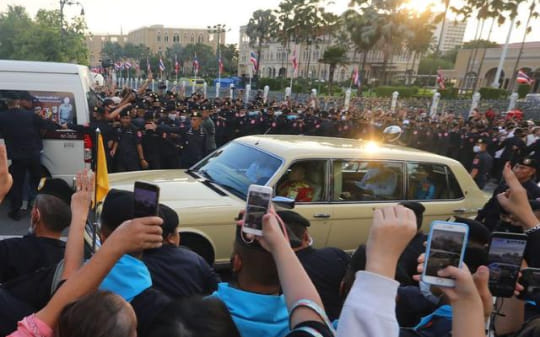 10月14日，泰國王后蘇堤達（車內後座）的車隊無預警行經反政府示威現場，可以看到警察把座車團團圍住，民眾無法靠近。 圖：翻攝自Global Voice24臉書
