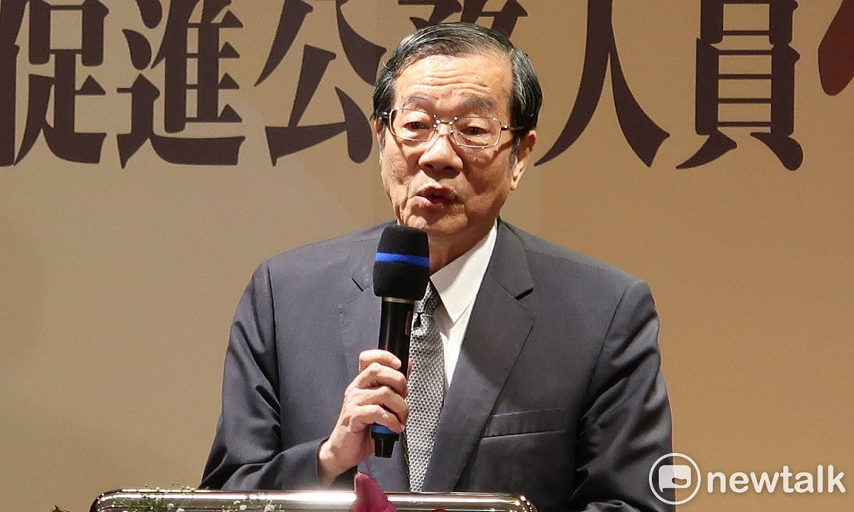 考試院通過的「公務人員執行職務意外傷亡慰問金發給辦法」修正草案，已由行政院與考試院會銜發布施行。圖為考試院長黃榮村。 圖：林朝億/攝（資料照片）