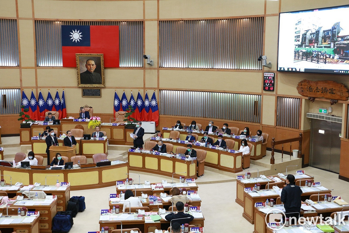 新北市議員李坤城詢問侯友宜，今早和副總統賴清德聊了什麼? 圖：林昀真/攝