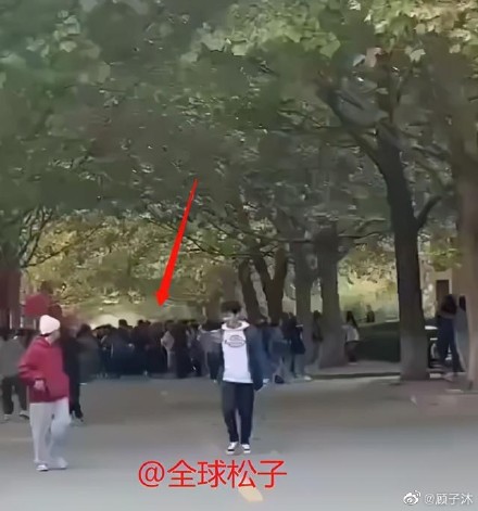 胡先煦現身大學校園宣傳新劇。 圖：翻攝自顧子沐微博