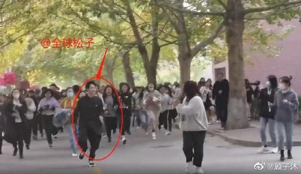 胡先煦被粉絲追著滿校園跑，被調侃像是喪屍入侵。 圖：翻攝自顧子沐微博