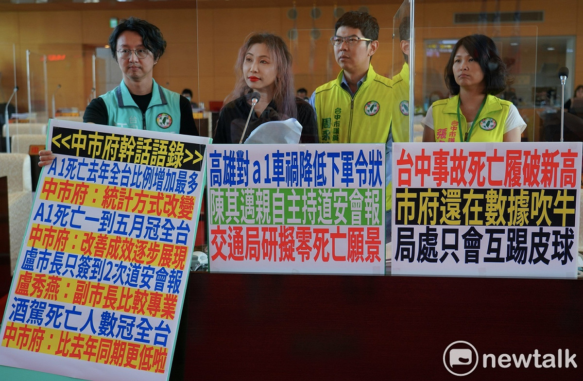 綠營議員賴佳微等人針對車禍事故死亡人數提出質詢，認為市府官員幹話連篇。 圖:唐復年/攝