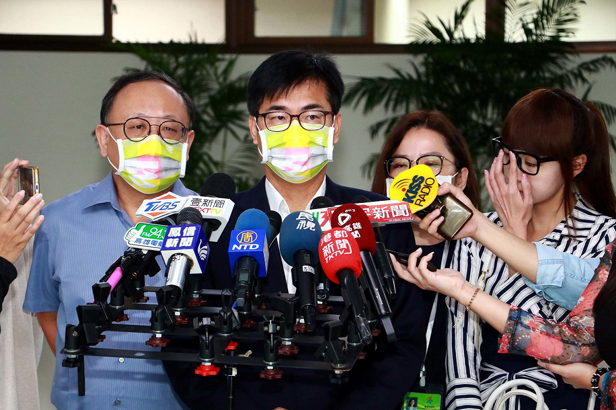 高雄市長陳其邁(中)要求酒駕圈犯員警記2大過免職。 圖：高雄市政府/提供