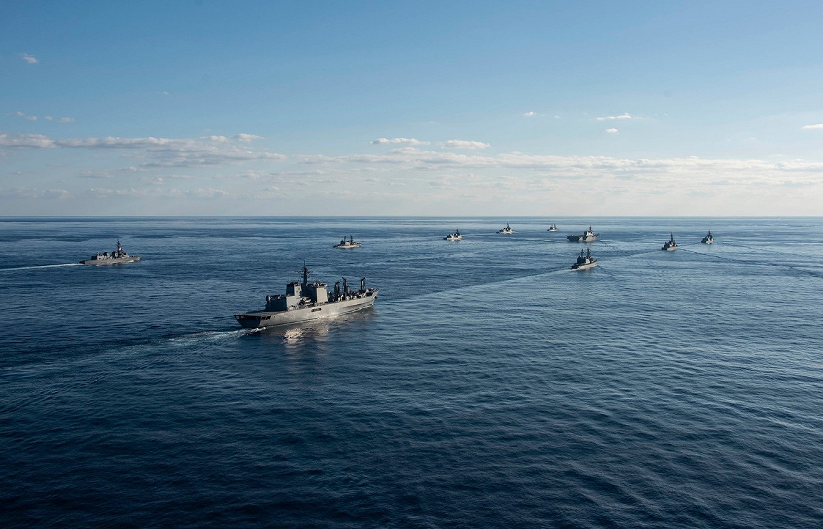 美軍除了雷根號航母打擊群外，還投入阿希蘭號（USS Ashland ）登陸艦。 圖：翻攝自USS Ronald Reagan臉書