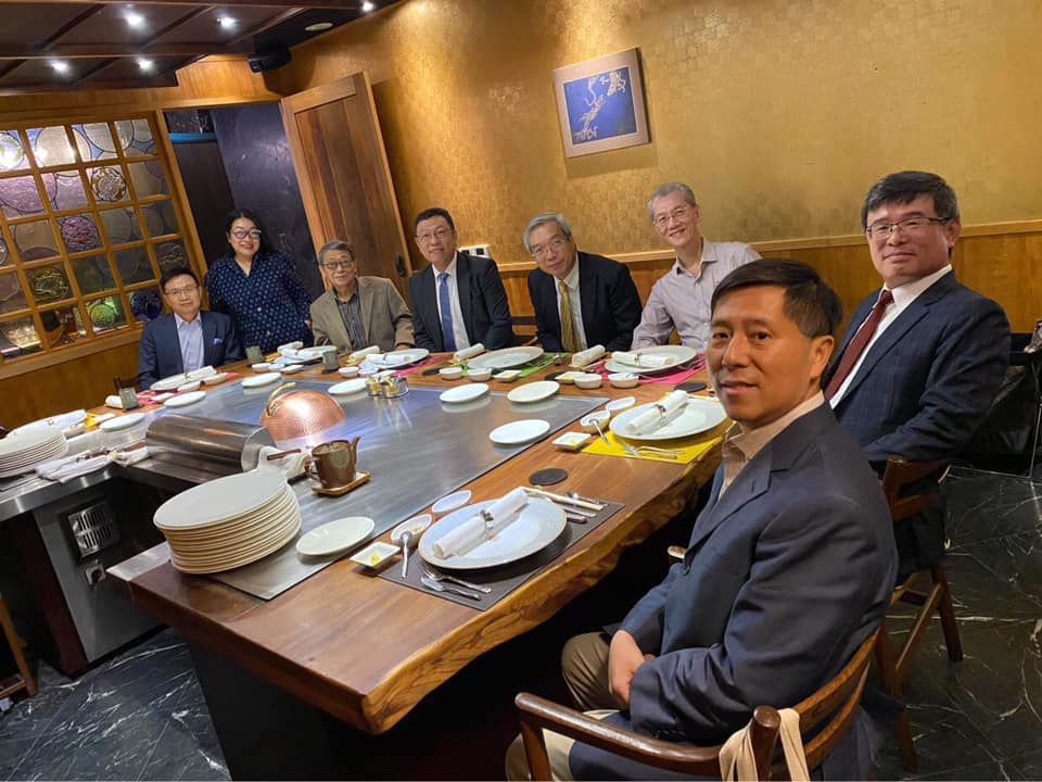 吳嘉隆透露明居正等人日前在飯局中斷定川普連任，還被網友稱為水鏡八奇。 圖:擷取自臉書