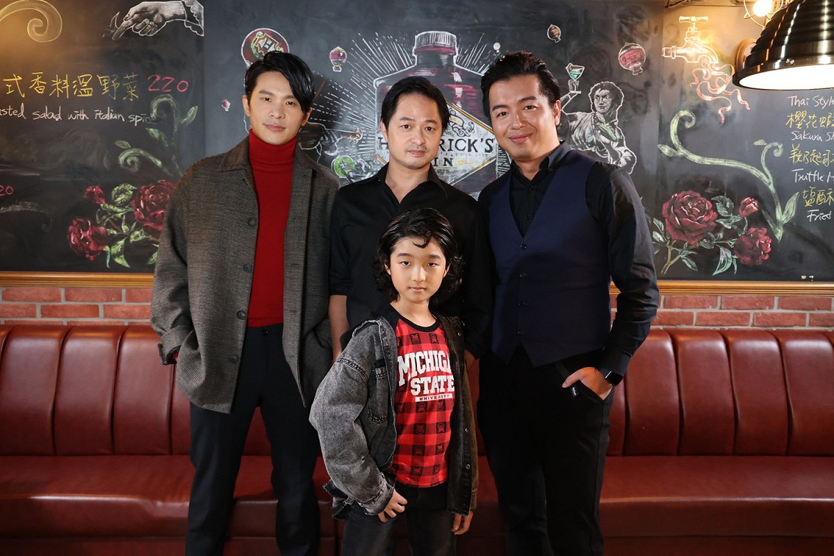 《親愛的房客》導演鄭有傑(後中)帶著演員姚淳耀(後左1)、童星白潤音(前)上《藝鏡到底》節目接受主持人鄭瑋柏(後右1)訪問。 圖：藝鏡到底/提供