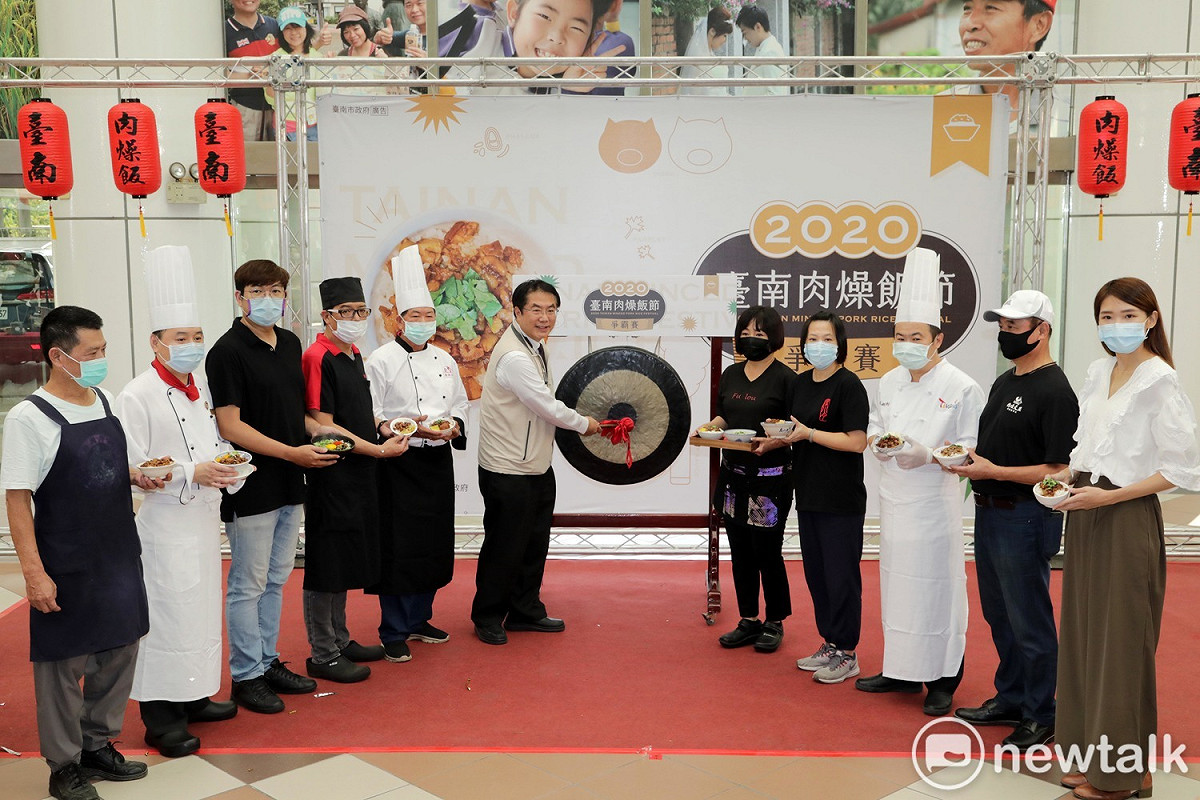 台南市長黃偉哲在記者會敲鑼，宣布肉燥飯節系列活動正式開跑。 圖：黃博郎／攝