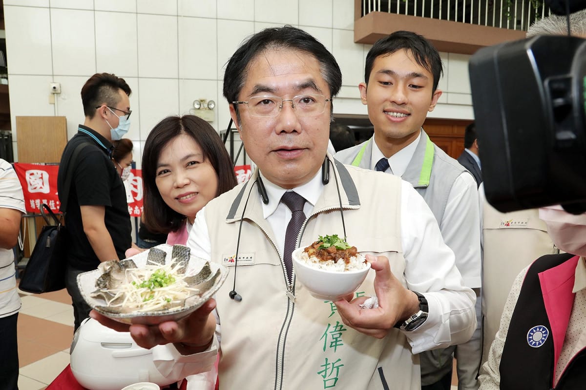 黃偉哲說：「台南肉燥飯絕對厲害，不怕貨比貨！」 圖：黃博郎／攝