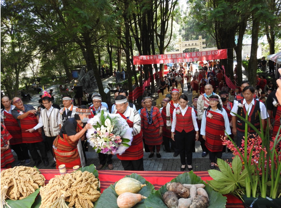 「109年南投縣各界紀念霧社事件90週年祭儀追思」縣祭大典，今（27）日上午在仁愛鄉霧社事件紀念公園莫那魯道之墓前。 圖：南投縣政府／提供