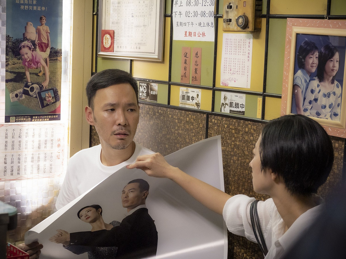 《腿》張少懷衰被海報遮臉，網友笑讚：「幽默出新高度！」 圖：甲上娛樂/提供