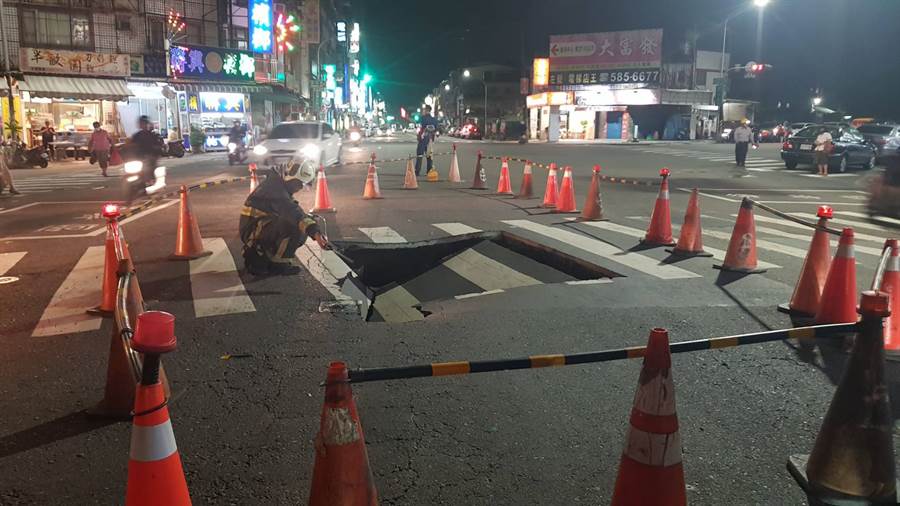 高雄市左營區左營大路、海功路口，27日下午5點多時路面突然塌陷。 圖：高雄市水利局提供