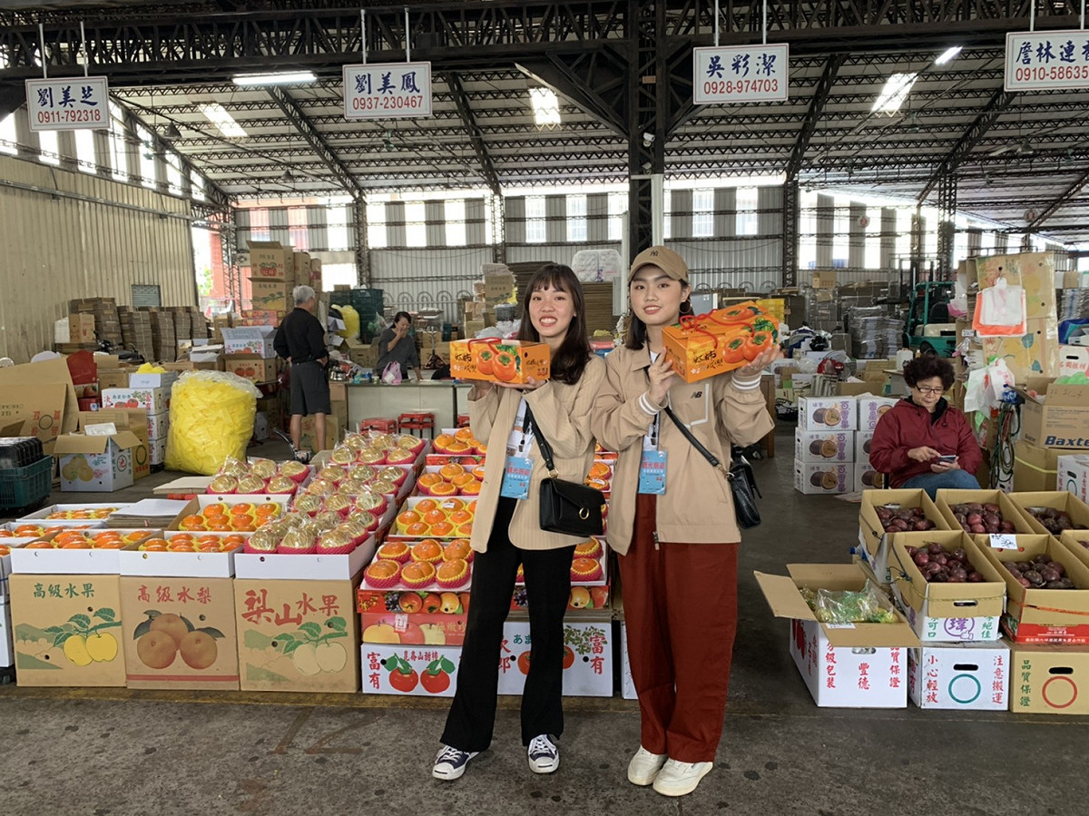 踩線團逛進傳統市場。 主辦單位/提供