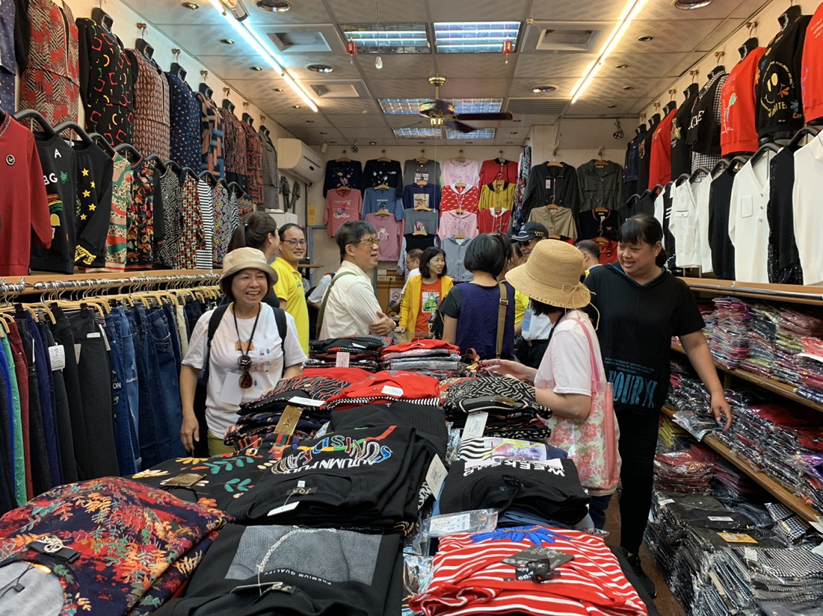大家逛到傳統服飾店超開心。 主辦單位/提供