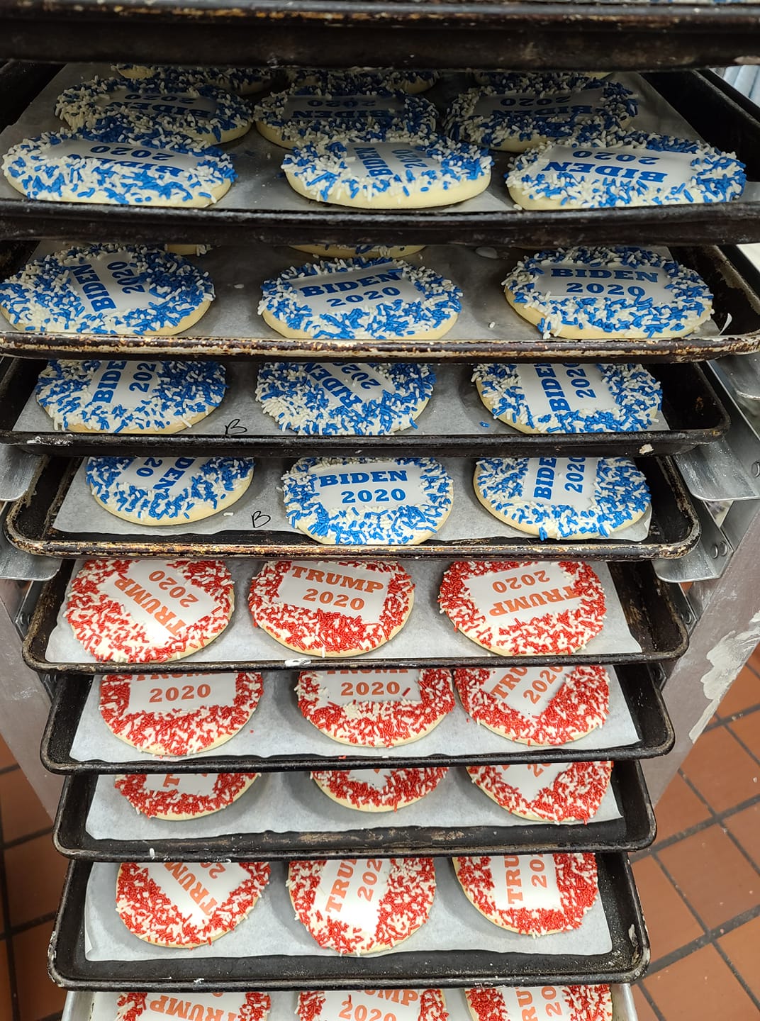 美國搖擺州賓州有一家蘿修烘培坊（Lochel's Bakery）日前開始販售印有美國總統川普與民主黨候選人拜登名字的「候選人餅乾」。 圖：翻攝自Lochel's Bakery
