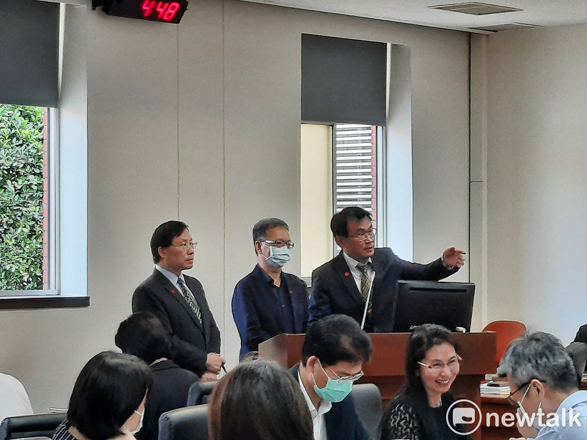 衛福部次長薛瑞元(中)今天赴委員會備詢。 圖:陳佩君/攝