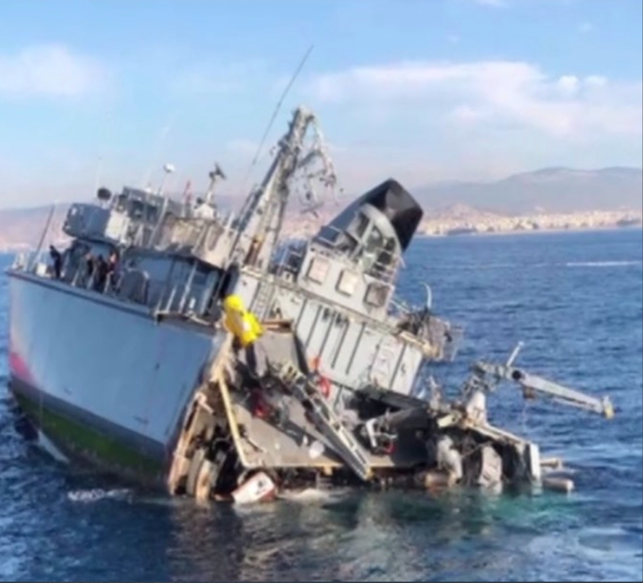 慘遭「穿越」切成兩半的希臘獵雷艦卡利斯托號。 圖 : 翻攝自navy lookout 推特