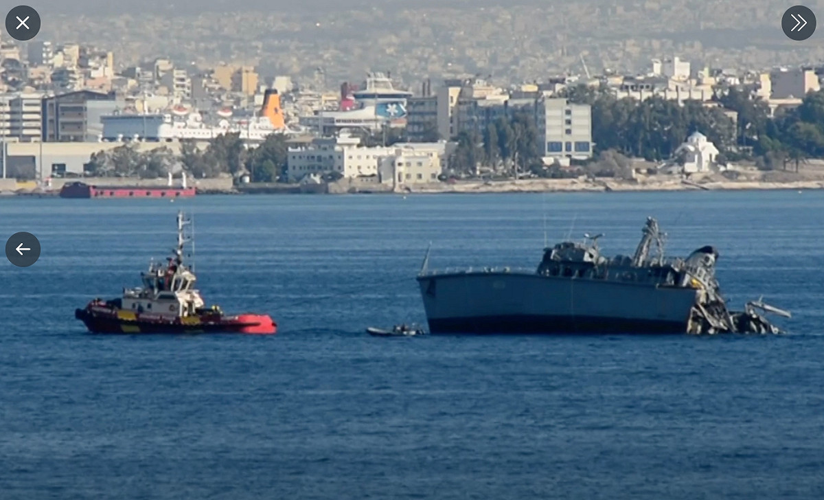 拖船將剩下半截的希臘獵雷艦卡利斯托號拖回軍港。 圖 : 翻攝自navy lookout 推特