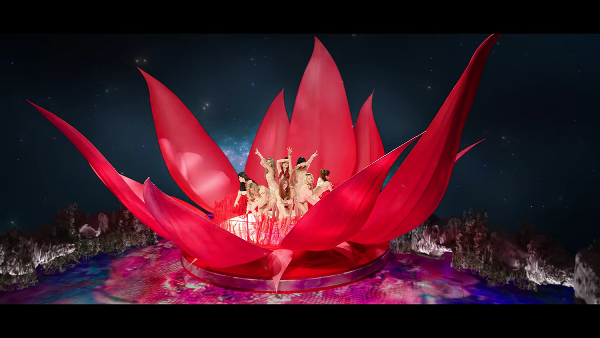 TWICE新歌《I CAN’T STOP ME》MV開頭的蓮花燈，讓許多粉絲看不懂，覺得非常老土。 圖：截圖自YouTube JYP Entertainment