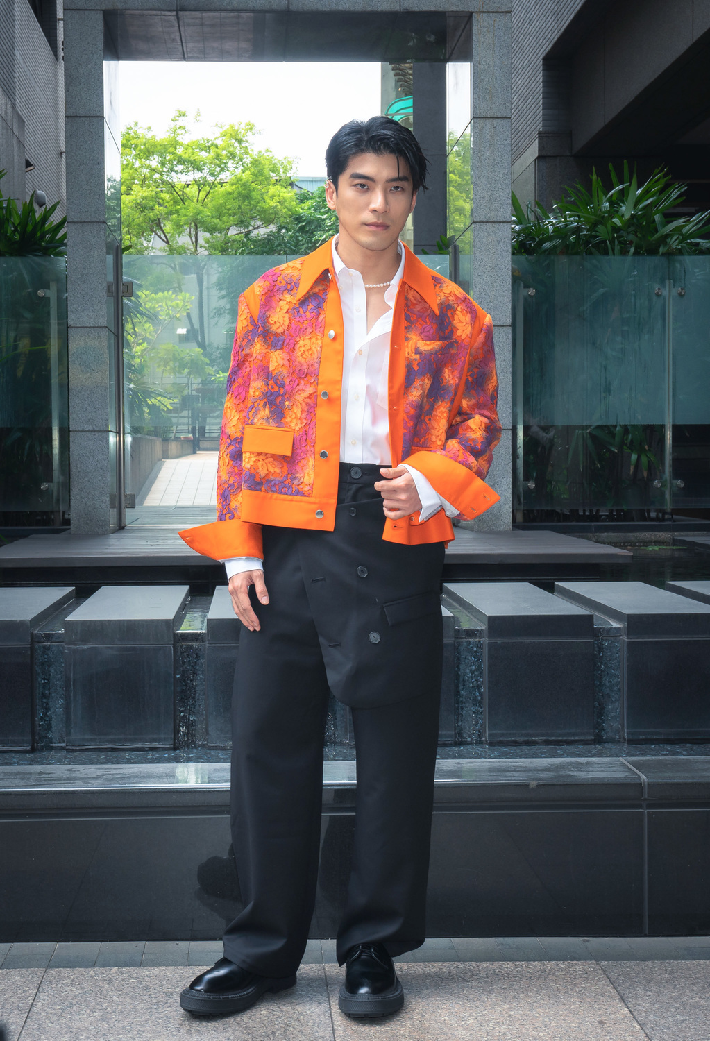 林哲熹飾演一位個性開朗的廚師，從事船上廚師多年，漂流過世界見過世面，下船後遇見從前暗戀對象李沐，展開浪漫追求。 圖：《電影青春弒戀》/提供