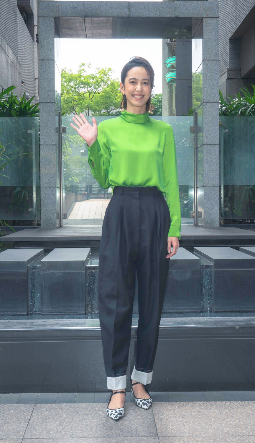 陳庭妮飾演一位性感網紅，做功課看愛情動作片。 圖：《電影青春弒戀》/提供
