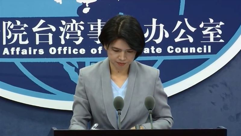 國台辦發言人朱鳳蓮臉色尷尬，不知所措的樣貌。 圖：翻攝今日海峽臉書