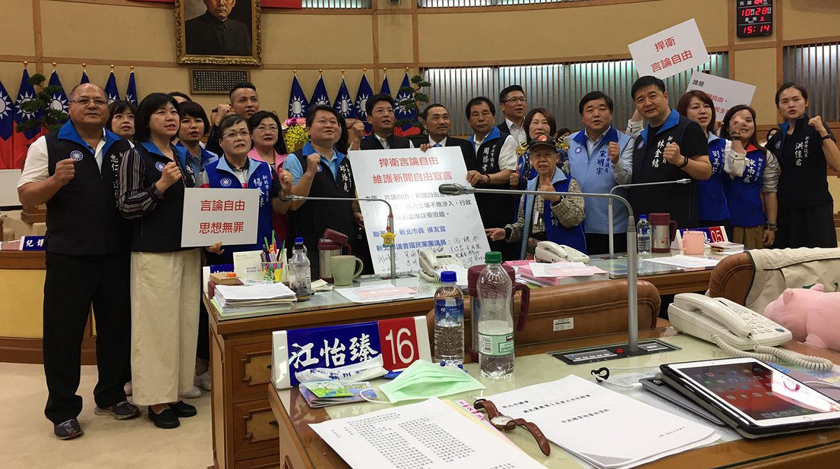 新北市議會國民黨團成員與侯友宜持「捍衛言論自由與維護新聞自由宣言」合影。 圖：王峻昌／攝